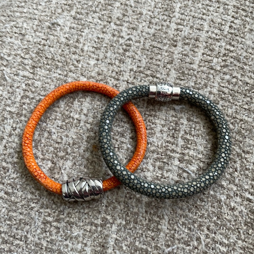 2 Bracelets